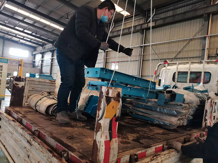 山東礦安重工生產的一批無壓風門裝車發(fā)貨