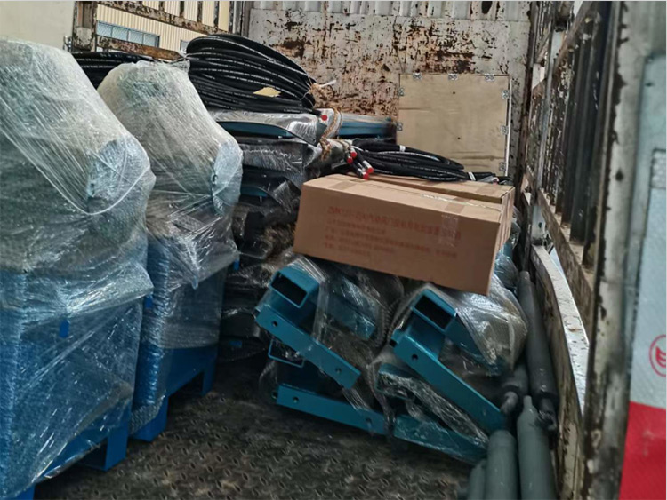 山東礦安重工生產(chǎn)的一批無壓風門裝車發(fā)貨