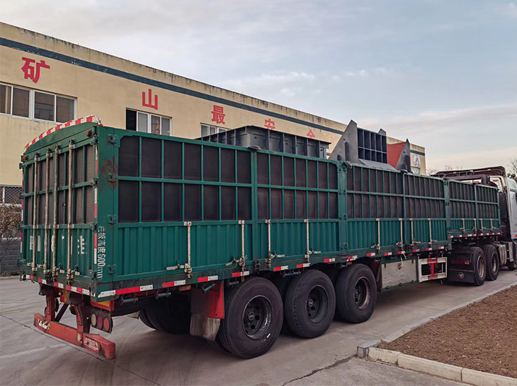 山東礦安重工生產(chǎn)的立井定量斗裝置裝車(chē)發(fā)貨