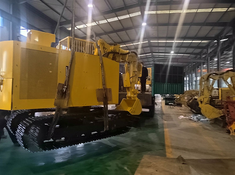 礦安重工自主研發(fā)生產(chǎn)的液壓挖掘機(jī)專(zhuān)車(chē)發(fā)貨