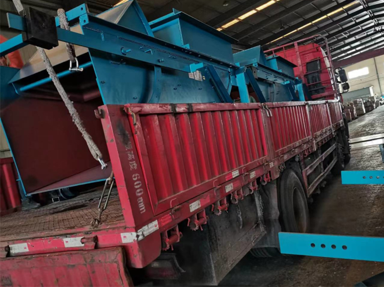 山東礦安重工生產(chǎn)的往復式給煤機裝車發(fā)貨