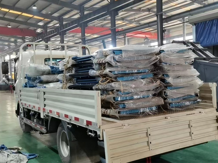 一批無(wú)壓風(fēng)門(mén)在山東礦安重工倉(cāng)庫(kù)裝車發(fā)貨