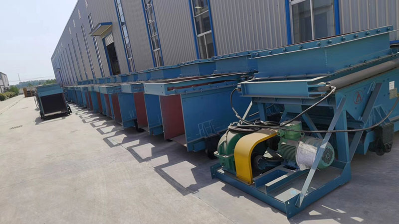 山東礦安重工一批往復(fù)式給煤機(jī)裝車發(fā)貨