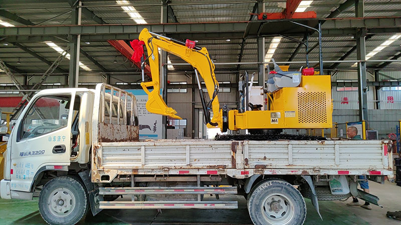 山東礦安重工生產(chǎn)的小型迷你挖掘機(jī)裝車發(fā)貨
