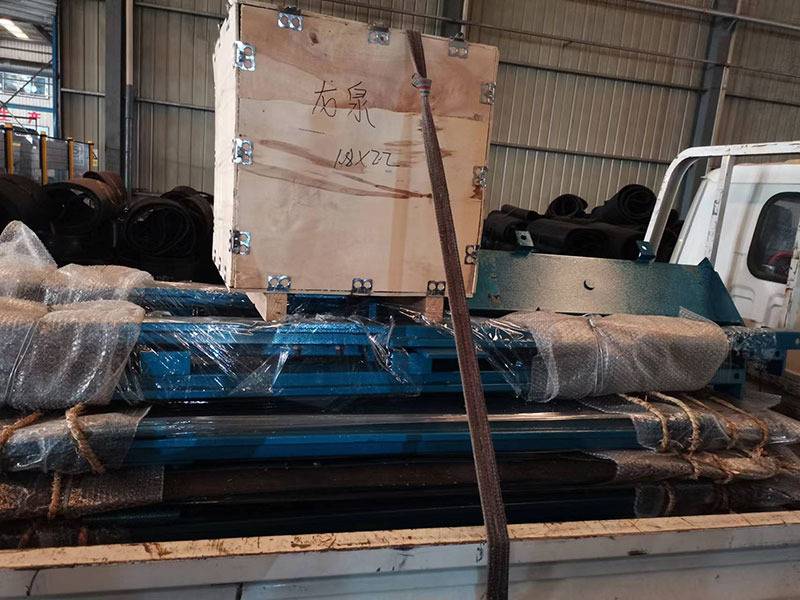 礦安重工一批無壓風(fēng)門裝車發(fā)貨