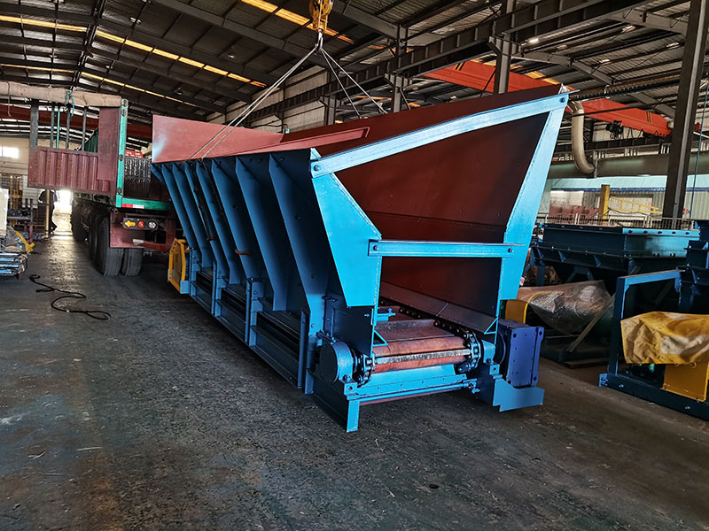 山東礦安重工生產(chǎn)的兩臺鏈?zhǔn)浇o料機(jī)裝車發(fā)貨