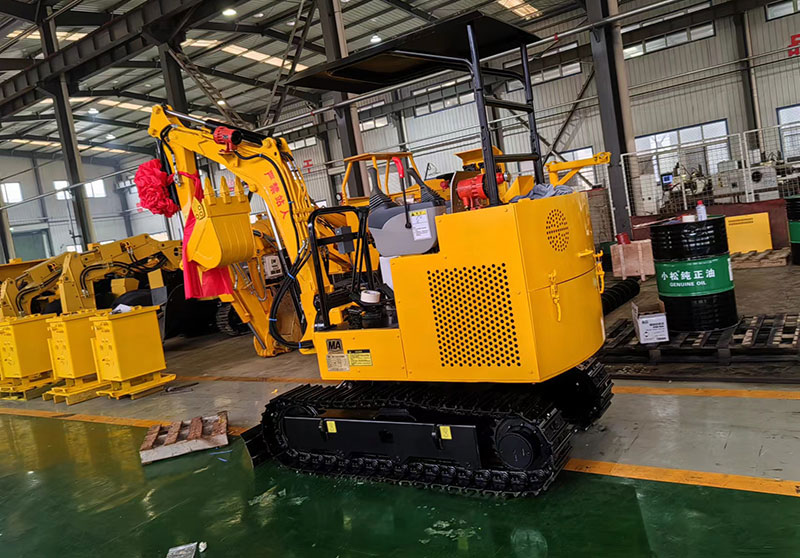 礦安重工生產(chǎn)的小型挖掘機(jī)裝車發(fā)貨