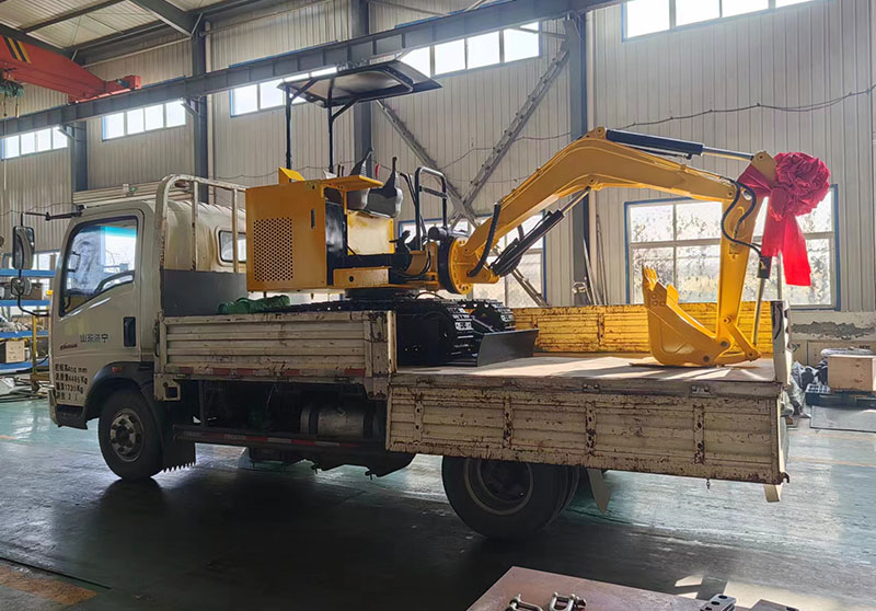 礦安重工生產(chǎn)的小型挖掘機(jī)裝車發(fā)往河南焦作