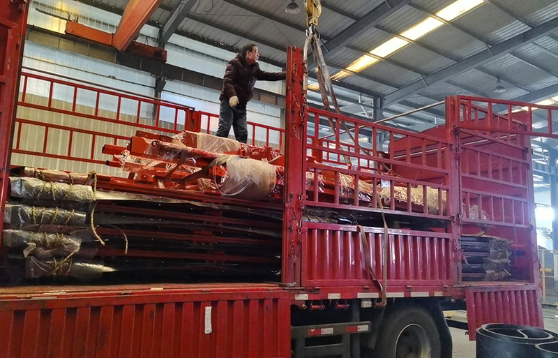 由礦安重工生產(chǎn)的一批無(wú)壓風(fēng)門裝車發(fā)貨