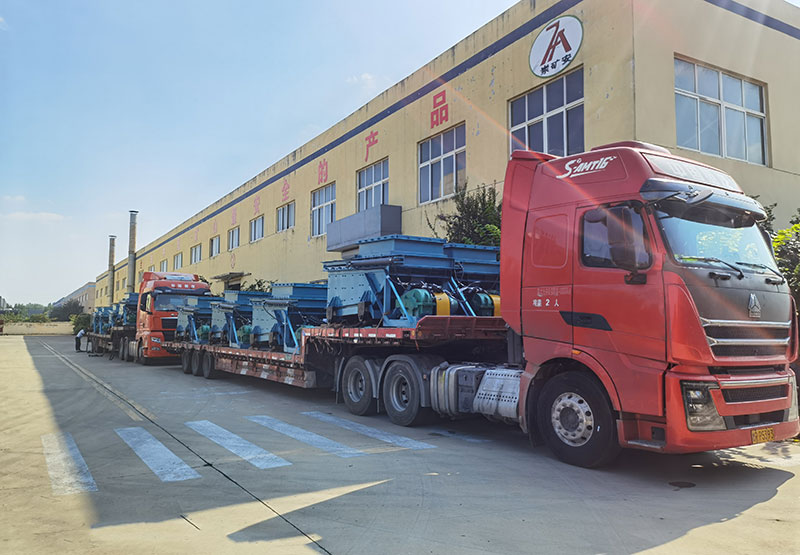 山東礦安重工18臺(tái)往復(fù)式給煤機(jī)裝車(chē)發(fā)往山西