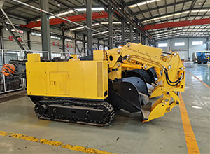 履帶式扒渣機和輪式扒渣機的行進方式不同